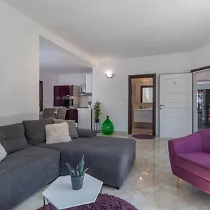 https://villa-nostra.hotels-in-trogir.com